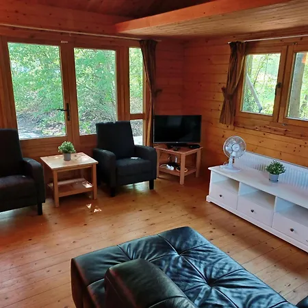 Дом отдыха Knus Houten Voor Stellen En Gezinnen Met Ruime Tuin Op De Veluwe